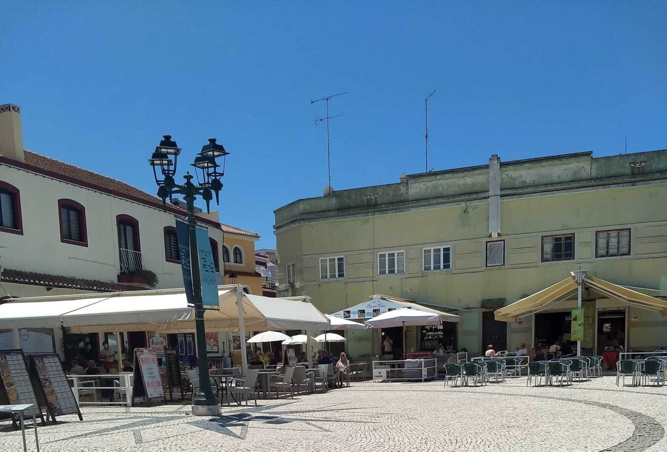 Restaurants in Ferragudo square re-opening