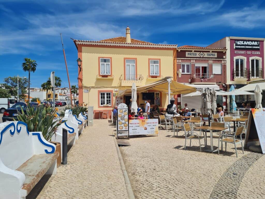 Sunsubiro in the square in Ferragudo village